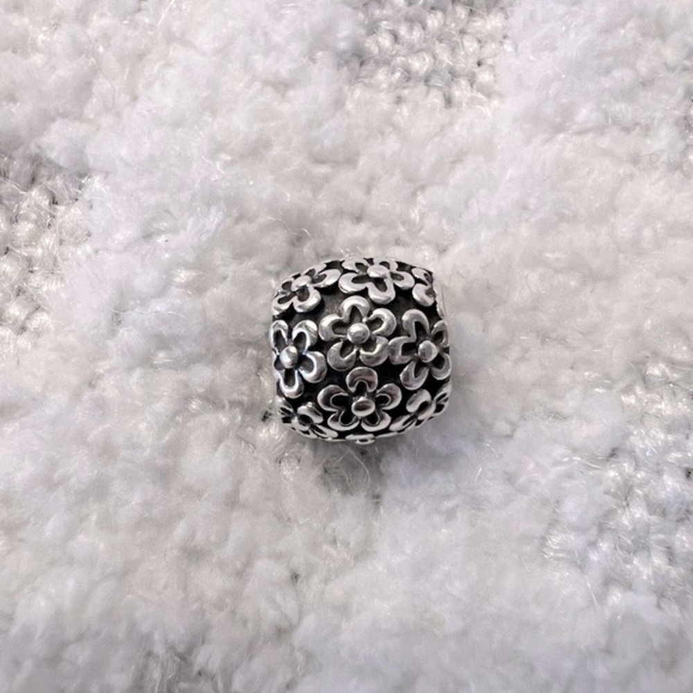 DISCONTINUED Pandora Daisies Flower Charm